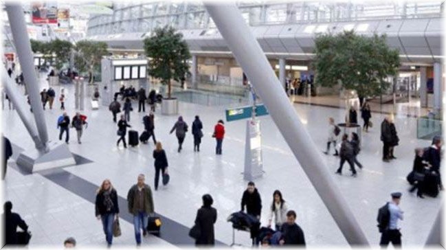 Almanya haddini aşıyor Düsseldorf havaalanında 14 Türk yolcu bekletiliyor