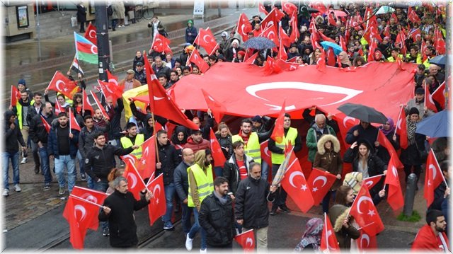 Almanya’da terör karşı yürüyüş!