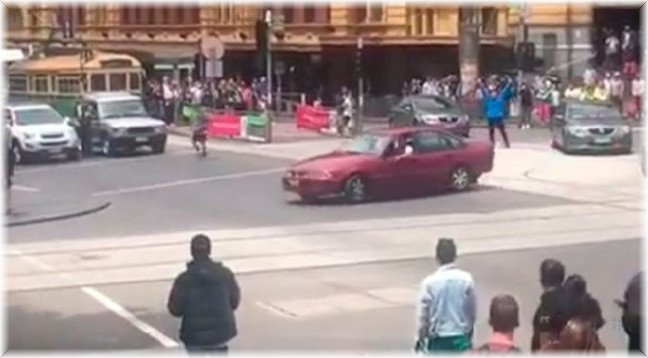 Avustralya'da bir kişi aracını bilerek sivillerin üstüne sürdü