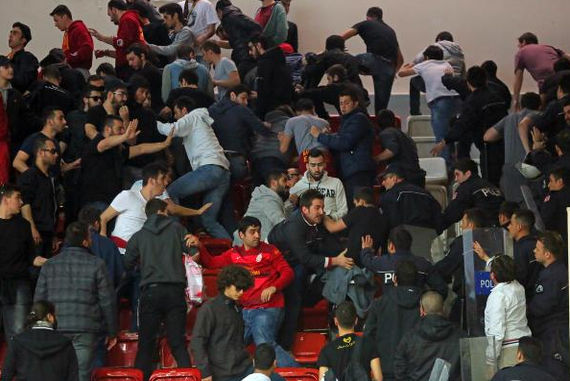 Galatasaray-Fenerbahçe Voleybol Maçı&#8217;nda Olaylar Çıktı