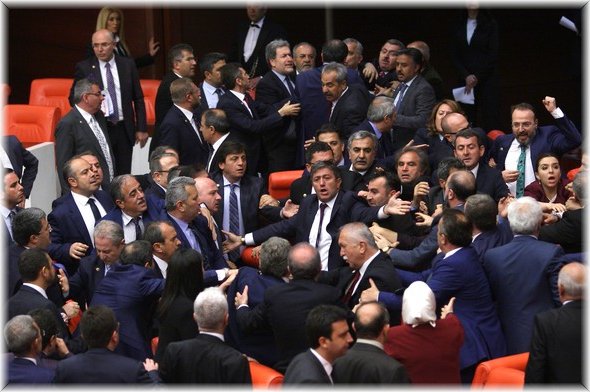 Mecliste AKP ve HDP'li vekiller yumruklaştı!