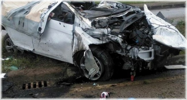 Sivas'ta bir araç elektrik direğine çarptı: 2 ölü, 4 yaralı