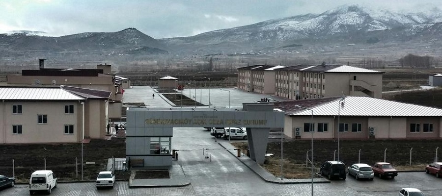 Amasya’da Cezaevinin Çatısı Uçtu 20 Kişi Yaralandı