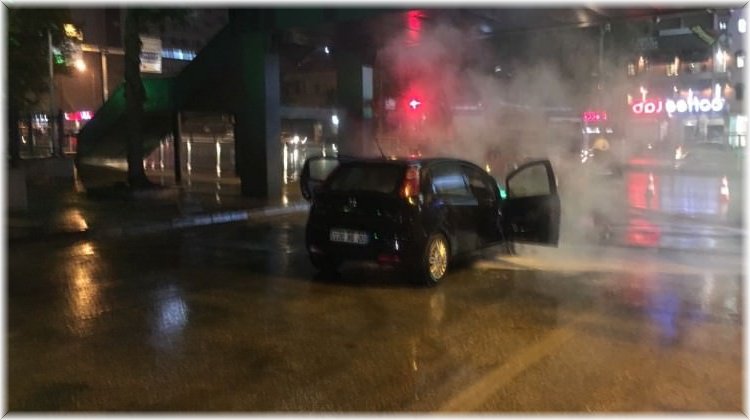 Ankara'da hareket halindeki araç alev aldı