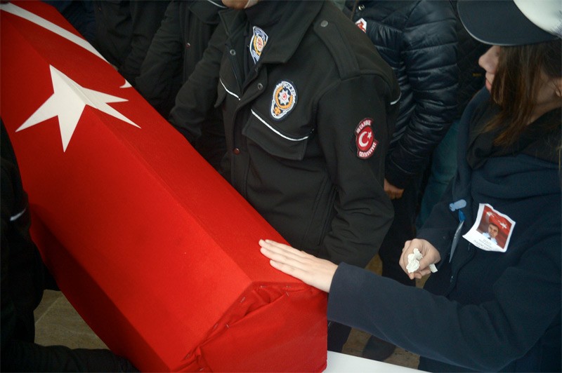 Babasının Şehit cenazesinde tanımadığı kardeşine rastladı!