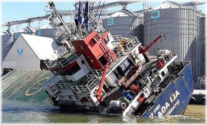 Belıkesir'de kargo gemisi hatalı yükleme nedeniyle yan yattı