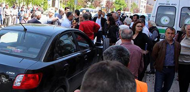 Bolu’da Cenaze Aracının Önünü Kesen Polis Silah Çekti