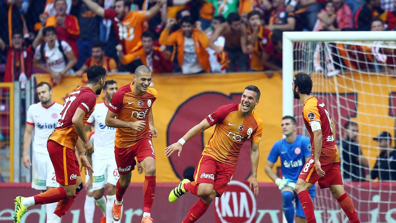 Galatasaray'da yaprak dökümü sürüyor! 2 futbolcu daha ile yollar ayrıldı!