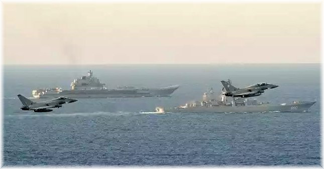 Rus gemilerine İngiliz savaş uçaklarından yakın takip