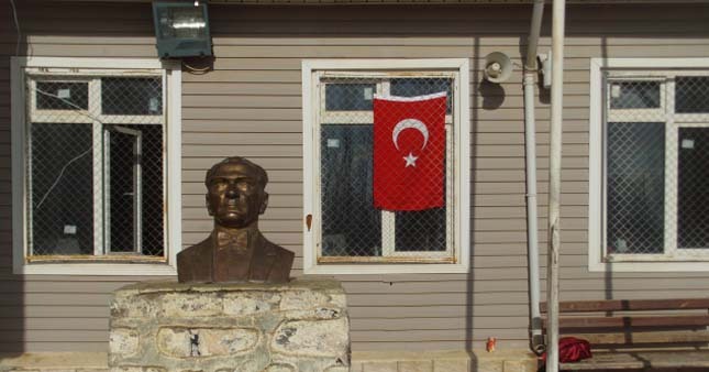 Van Özalp ilçesi'nde PKK yandaşları Atatürk büstüne saldırdı